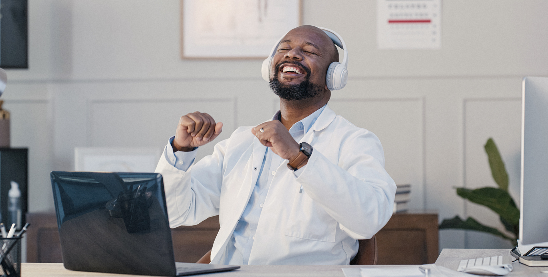 Médecin heureux utilisant WEDA